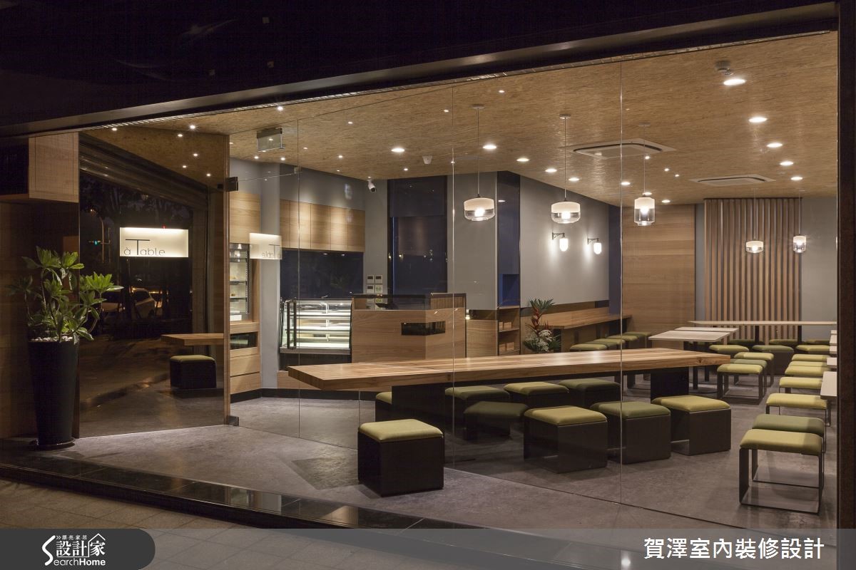 「à Table」是一間位於新竹的 30 坪複合式餐館,為一